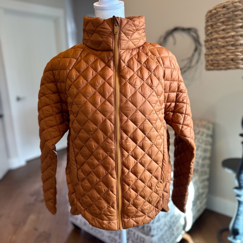 Athleta WHISPER FEATHERLESS PUFFER JACKET Size XS in Cattail Brown